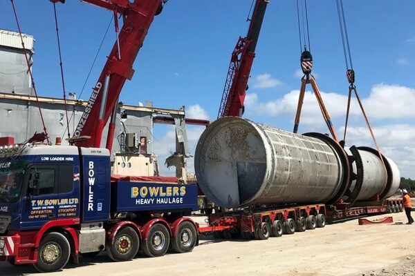 Caminhão sendo carregado de cargas indivisíveis no porto