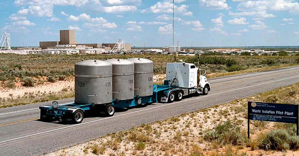 Caminhão carregando cargas perigosas