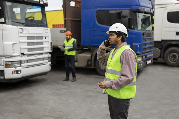 Profissional verificando todos os cuidados com o transporte de cargas perigosas